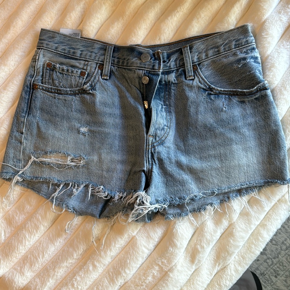 Levi’s 501 light wash short Jean shorts. Size 28